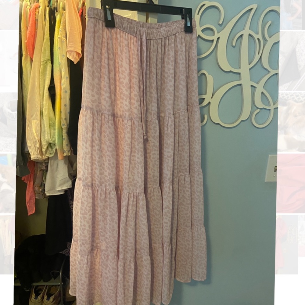Aerie skirt. Light pink w cheetah